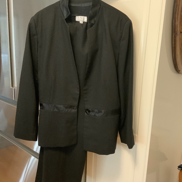 Women’s 2 pc Black Wool Pant Suit - Picture 1 of 6